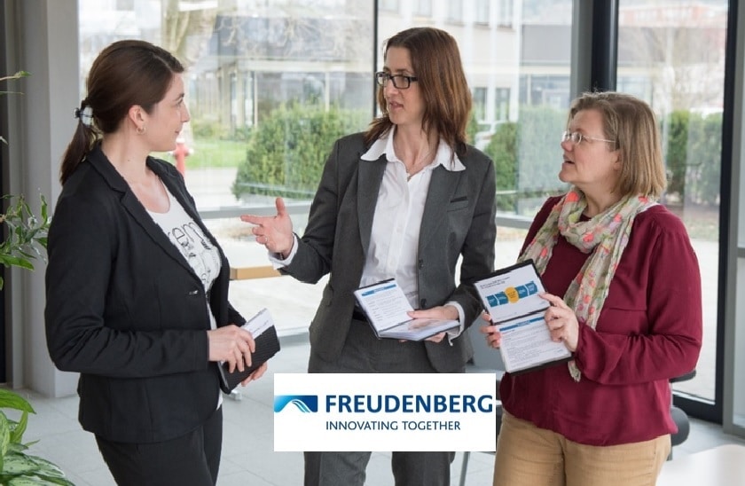 Drei Frauen unterhalten sich - Freudenberger