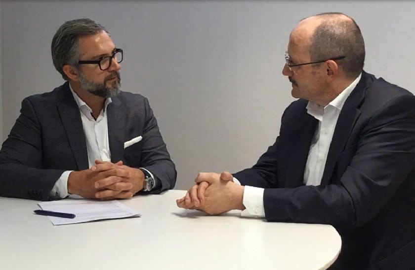 Pascal Schwarz im Gespräch mit einer Person