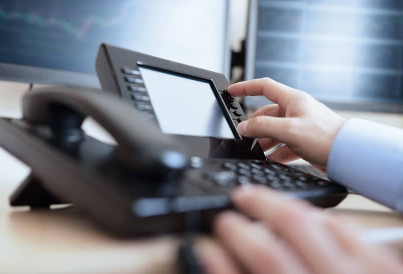 Telefonnummer wird an Festnetztelefon gewählt