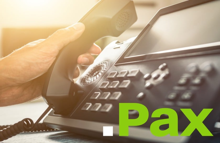 Person nimmt Telefonhörer in die Hand - Pax