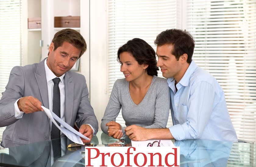 Verkäufer zweigt Paar einen Vertrag - Profond