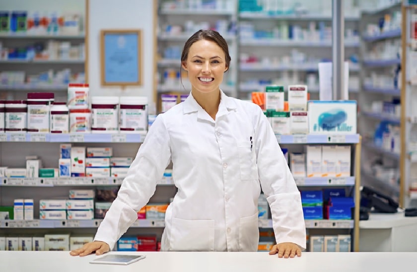 Verkäuferin hinter der Theke in einer Apotheke