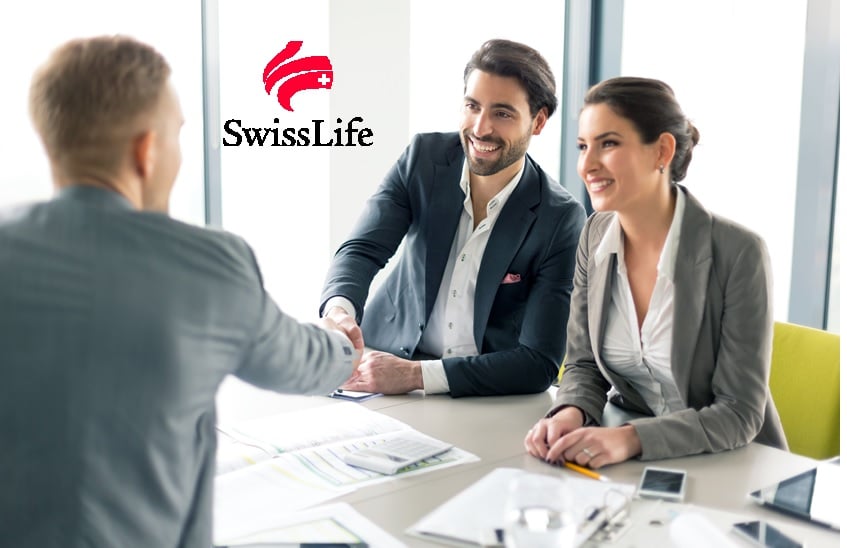 Zwei Männer schütteln sich die Hand. Swisslife