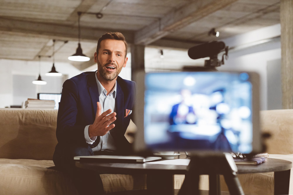 Online Meeting Mann im Anzug