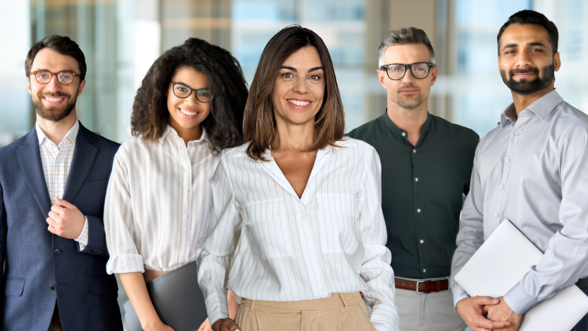 Positiv Leadership - Weibliche Führungskraft mit Team im Hintergrund