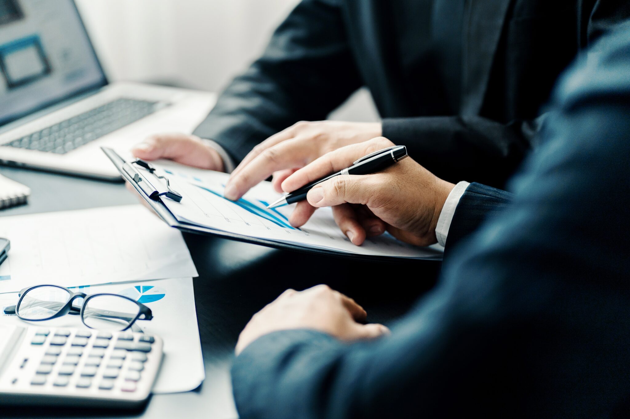 Preisanpassung ist für Berater eine Herausforderung. benefitIMPACT unterstützt einen Schweizer Finanzdienstleister in einem Entwicklungsprojekt dabei, das Vorgehen seiner Berater bei Preisanpassungen erfolgreich umzusetzen.