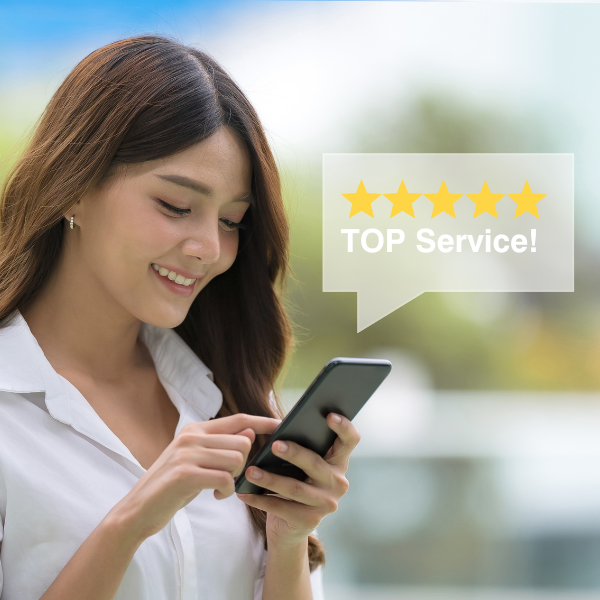 5 Sterne Online-Rezension einer lächelnden Kundin - Training Reklamationsmanagement benefitIMPACT