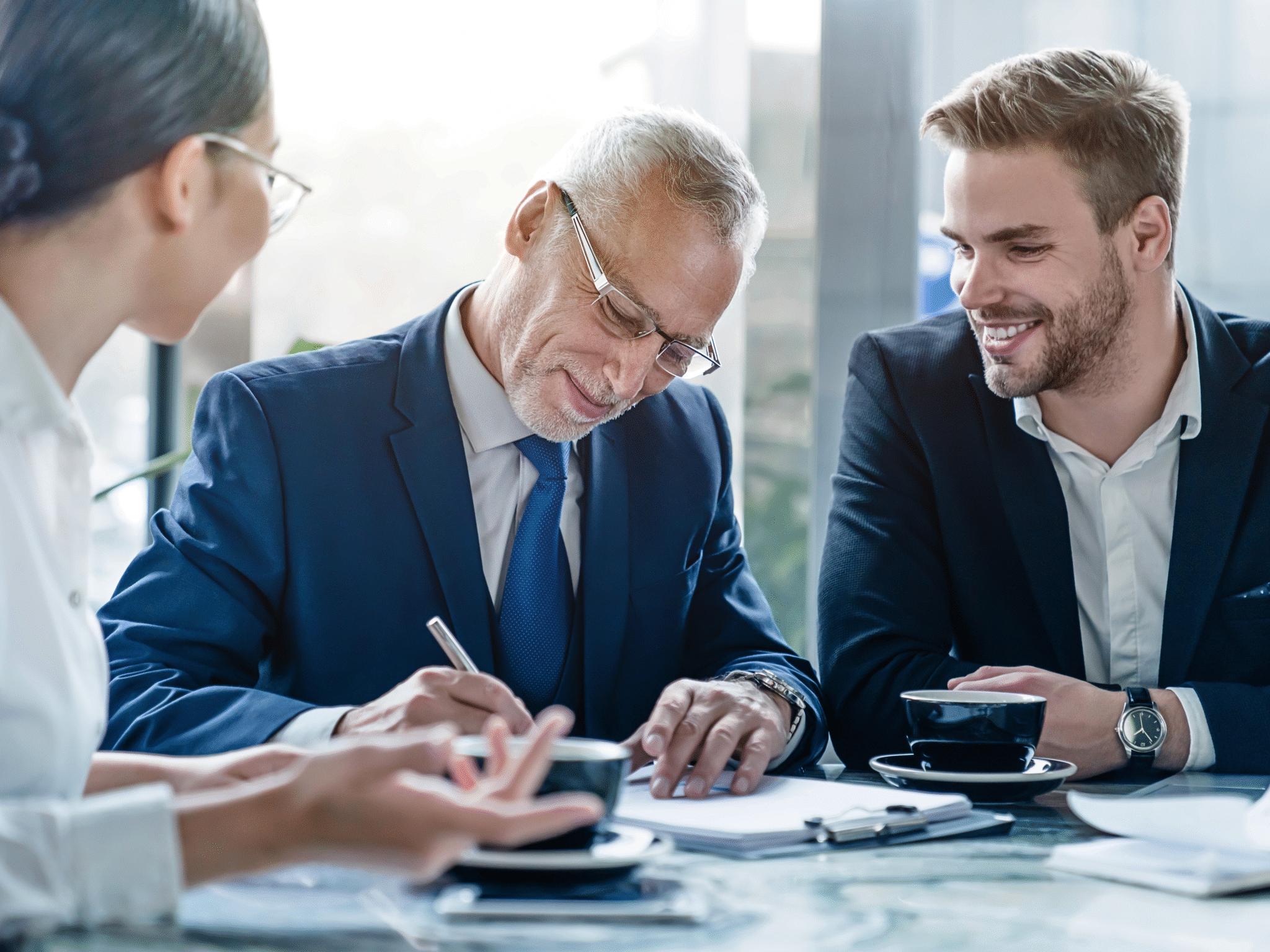 Verhandlungstraining Negotiation Excellence - Kunde unterzeichnet nahc erfolgreichen Verhandlungen den Vertrag