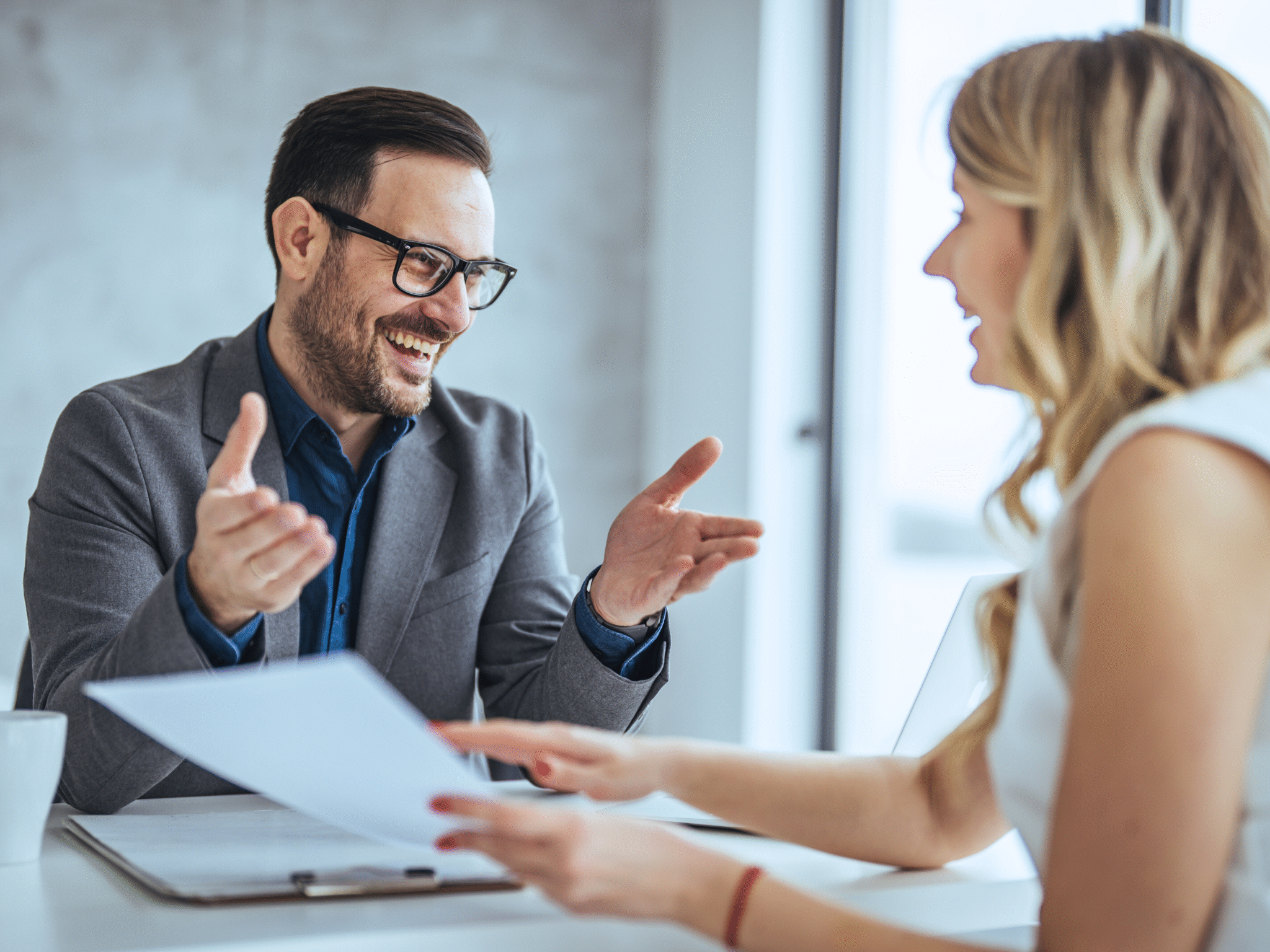 Answer Intelligence - Berater antwortet lächelnd einer Kundin