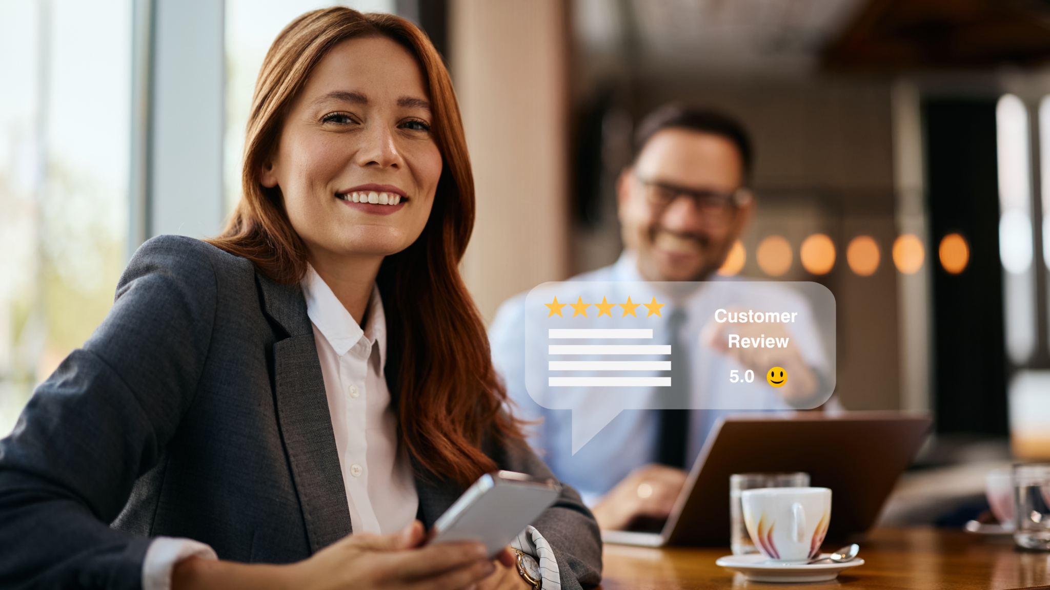 Service Excellence - Das 5* Sterne Kundenerlebnis - Begeisterte Kunden gibt Berater lächelnd eine 5-Sterne-Bewertung.