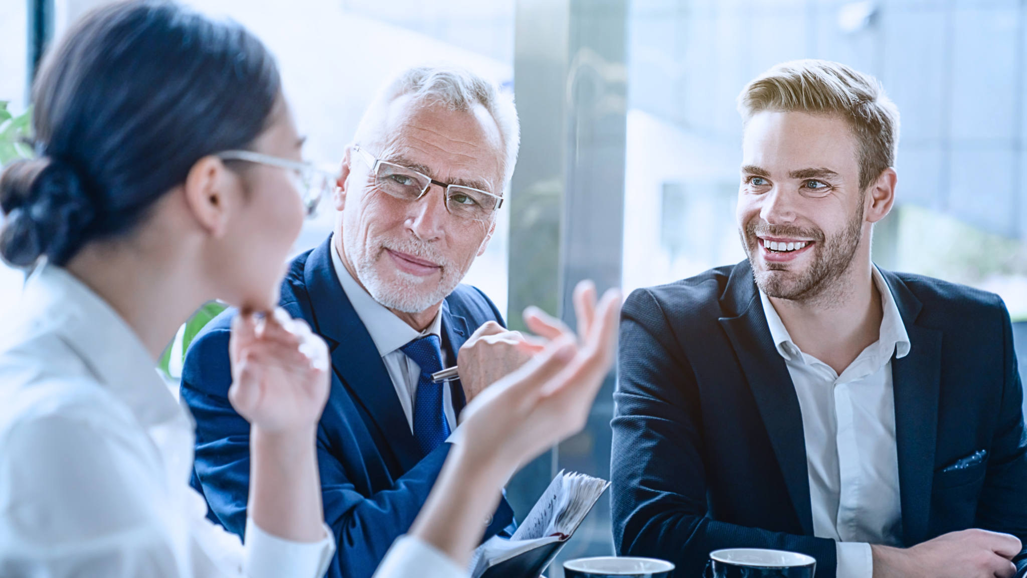 Kompetenzzentrum Banking & Finance - Führungskraft im Gespräch mit jungem Berater und junger Kundin