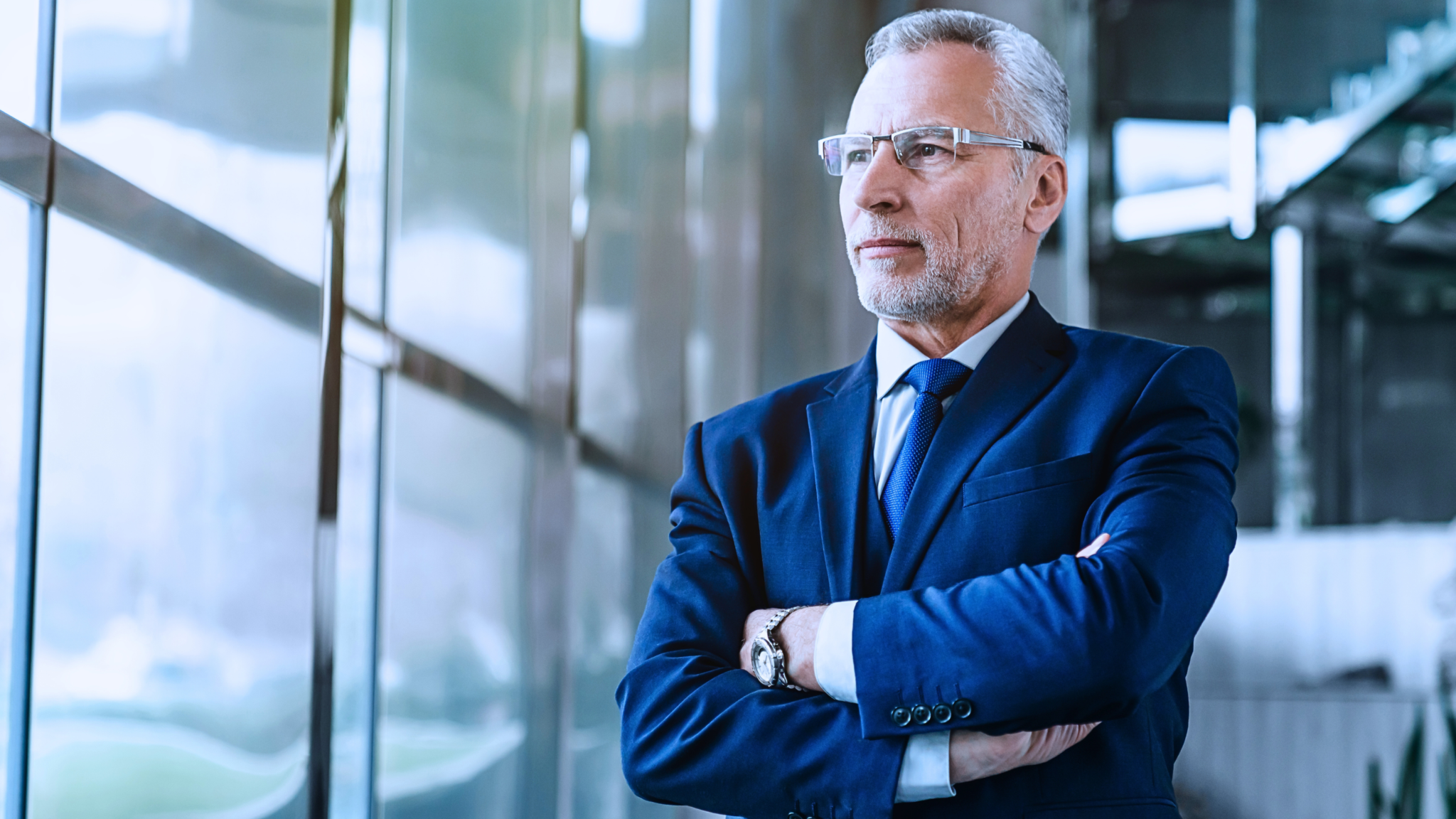 Kompetenzzentrum Banking & Finance - Führungskraft schaut nachdenklich in eine ungewisse Zukunft voller Wandel