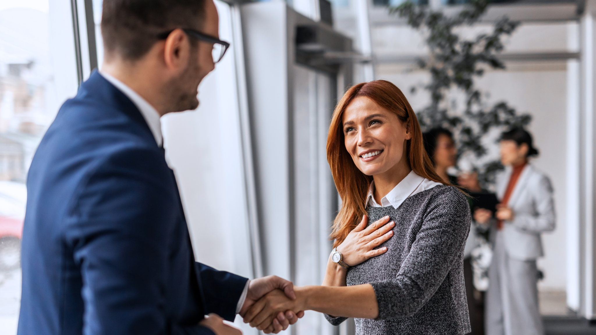 Kompetenzzentrum Dienstleistung - Kundenberater begrüsst Kundin