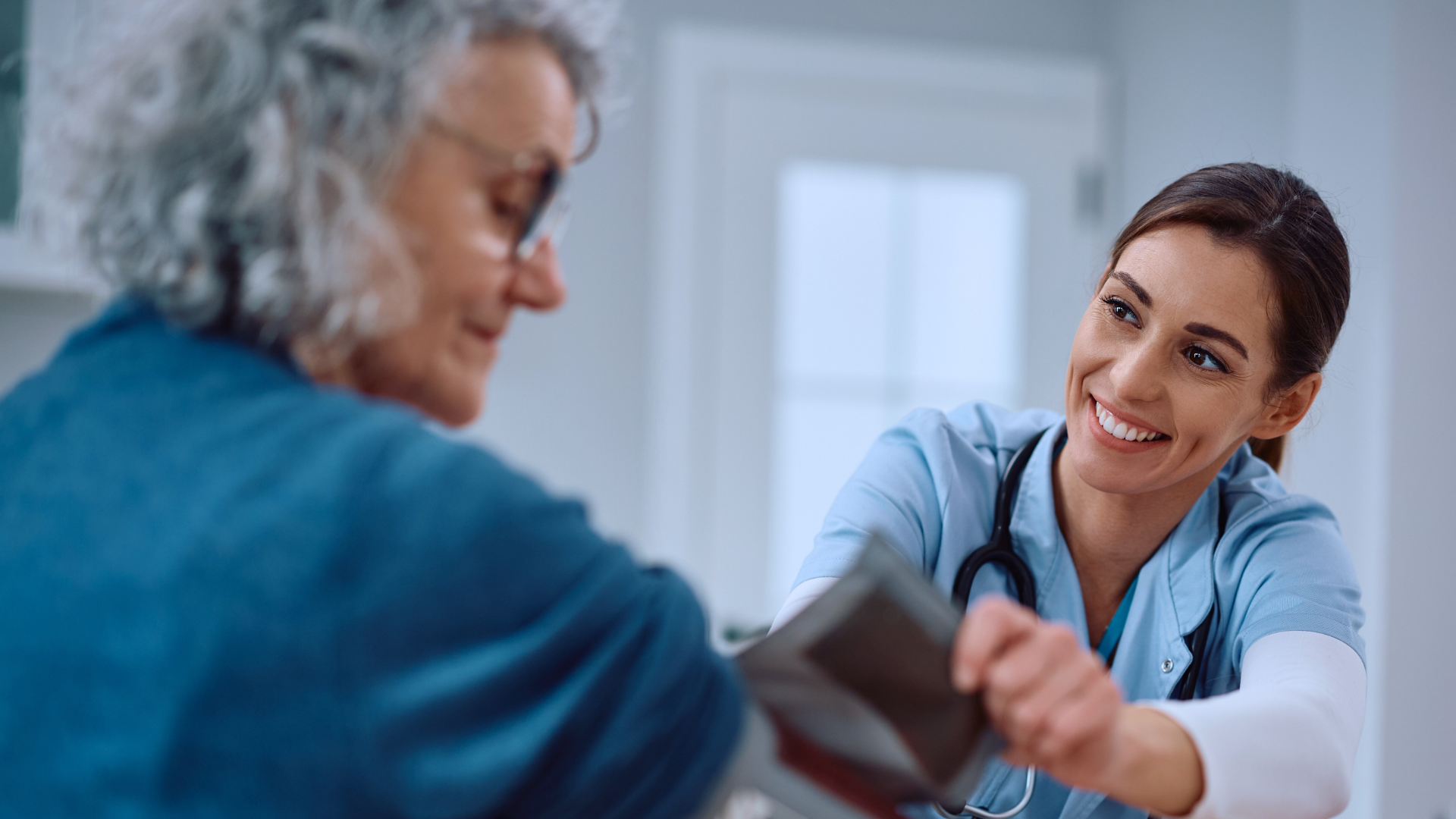 Medizinisches Personal behandelt lächelnd Patientin