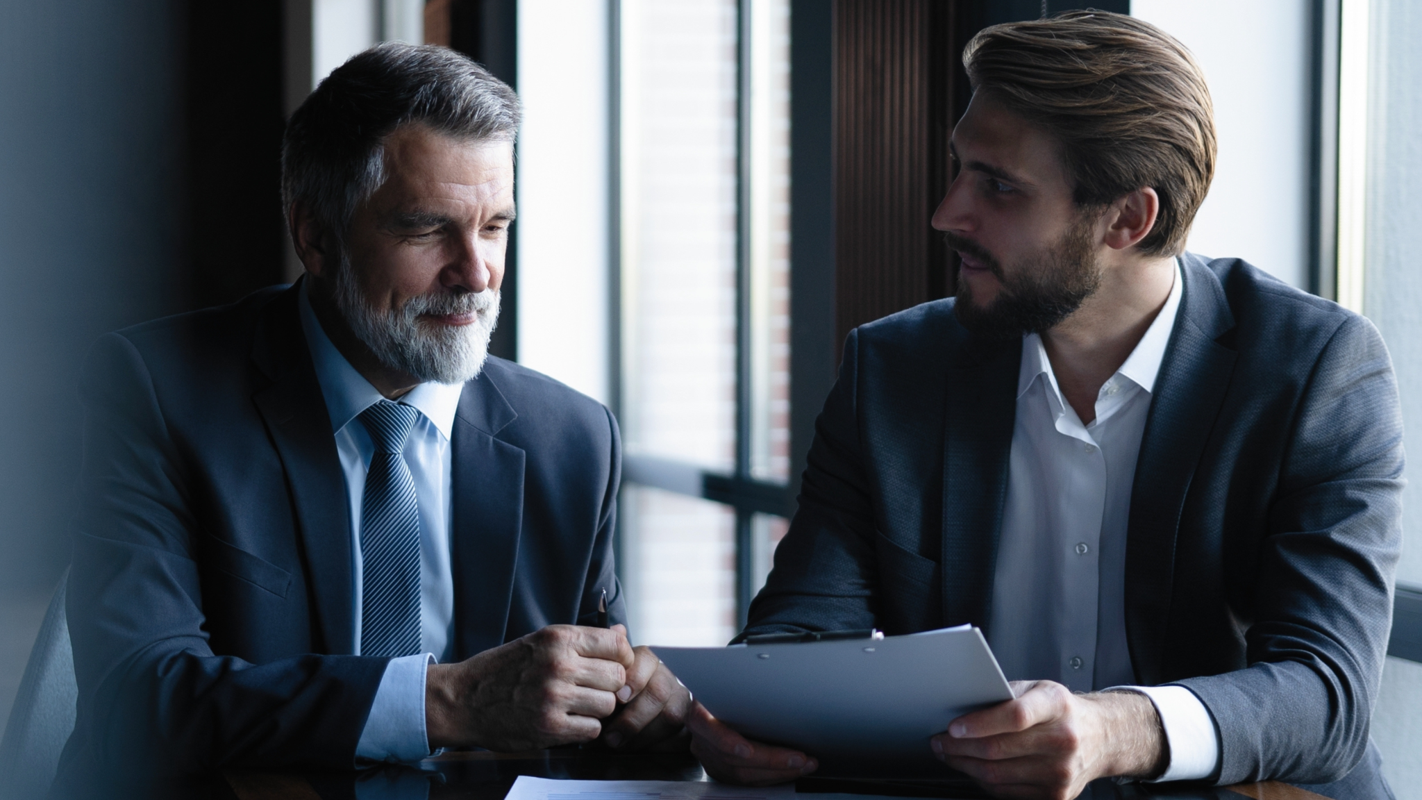 Business Coaching & Executive Coaching - Junge Führungskraft im Coaching mit erfahrenem Executive Coach