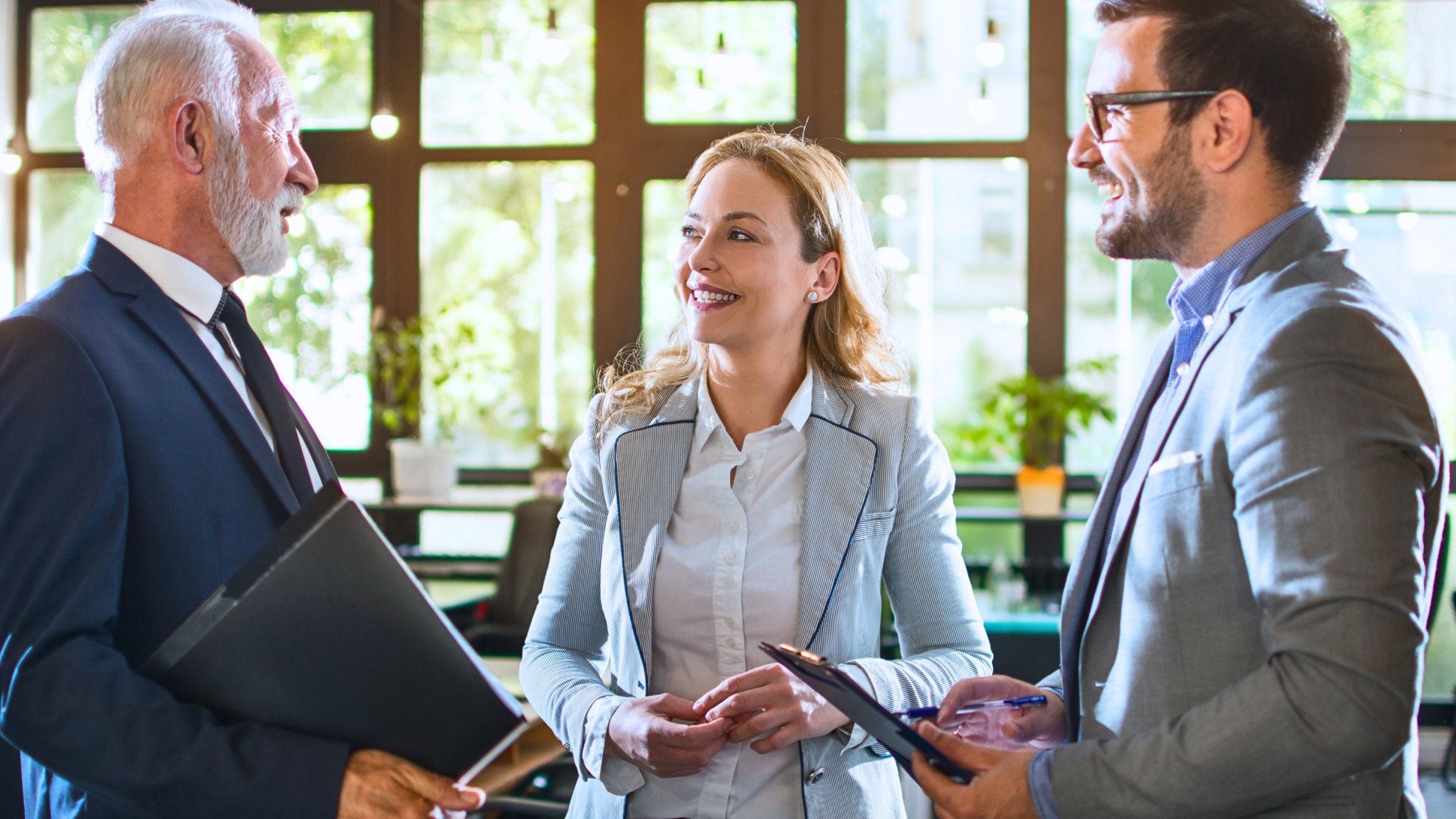 Akquisetraining - Weiterempfehlungen generieren - Berater im Gespräch mit Kunden (Vater und Tochter)